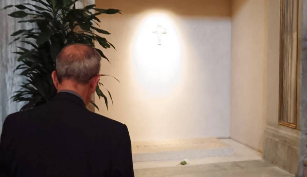 Cardenal Rosa Chávez visita la tumba del papa Francisco tras emotiva despedida