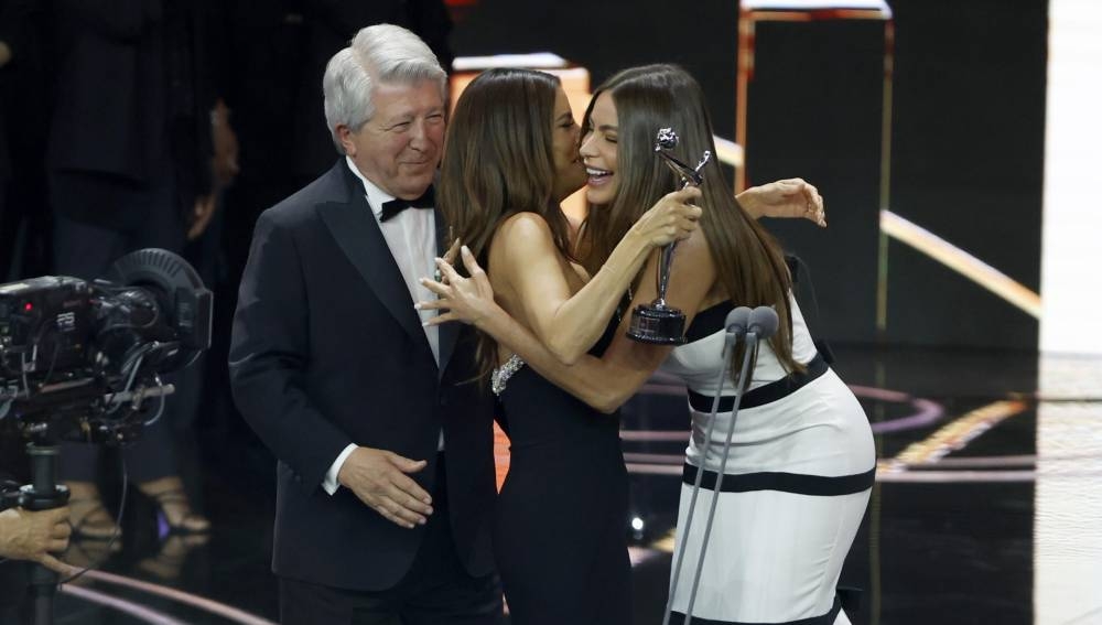 Sofía Vergara entregó el Premio Platino de Honor 2025 a Eva Longoria