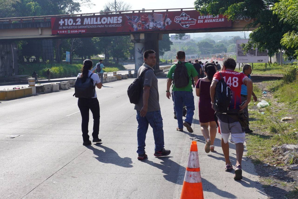 Incertidumbre entre peatones y motoristas por cierre momentáneo en carretera a Los Chorros