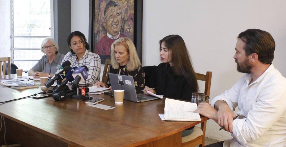 Cristosal dice policías ingresan a conferencia de prensa para fotografiar sede, vehículos y medios presentes