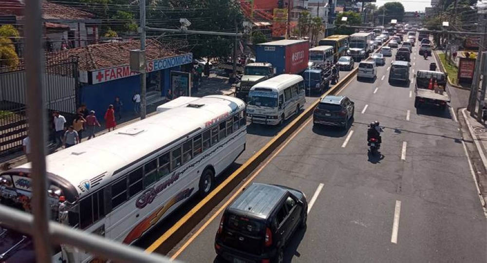 Tráfico colapsado en el Divino Salvador del Mundo por cierre en Los Chorros