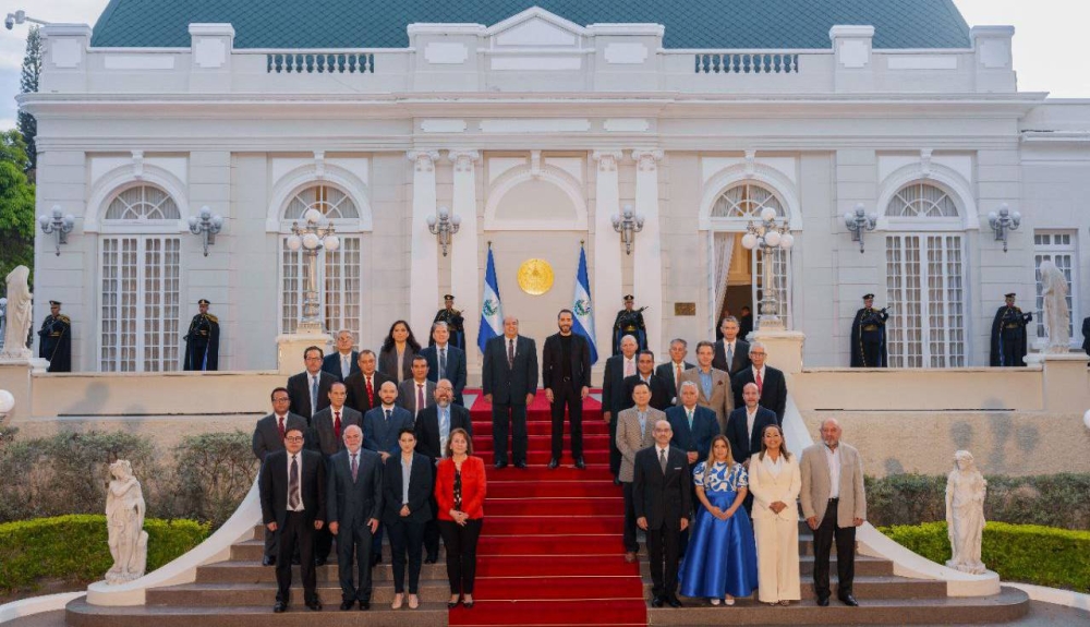 Bukele se compromete a respaldar la «reindustrialización» del país en reunión con empresarios