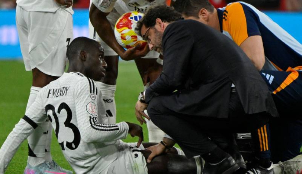 Ferland Mendy sufre una rotura en el cuádriceps y estará dos meses y medio de baja para el Real Madrid