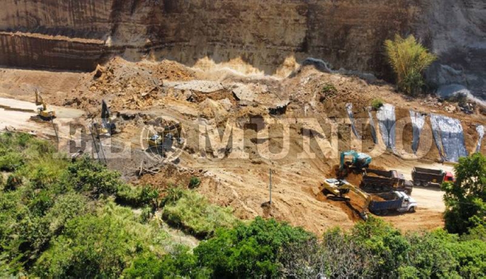 Un gran derrumbe vuelve a cubrir todos los carriles en Los Chorros (VIDEO EXCLUSIVO)