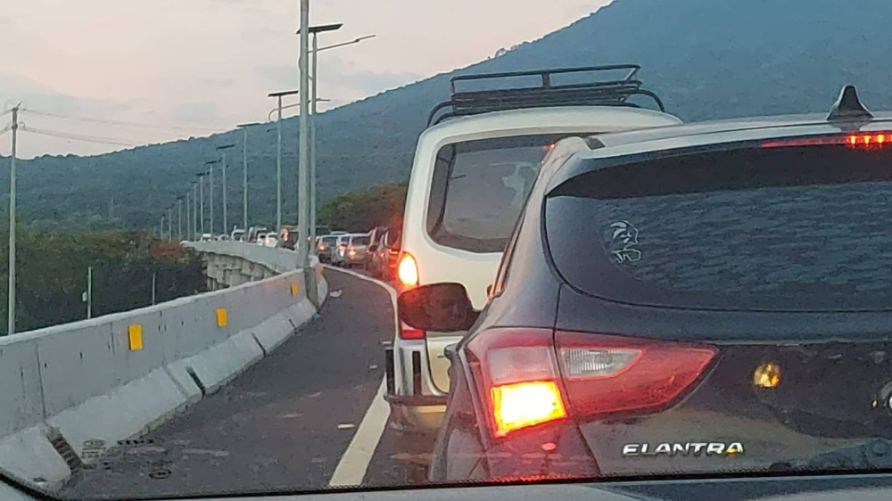 Tráfico sigue complicado en rutas alternas a Los Chorros este miércoles