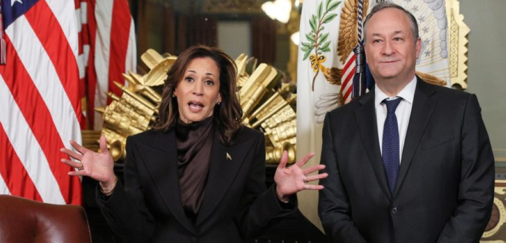 Donald Trump despide al esposo de Kamala Harris del patronato del Museo del Holocausto
