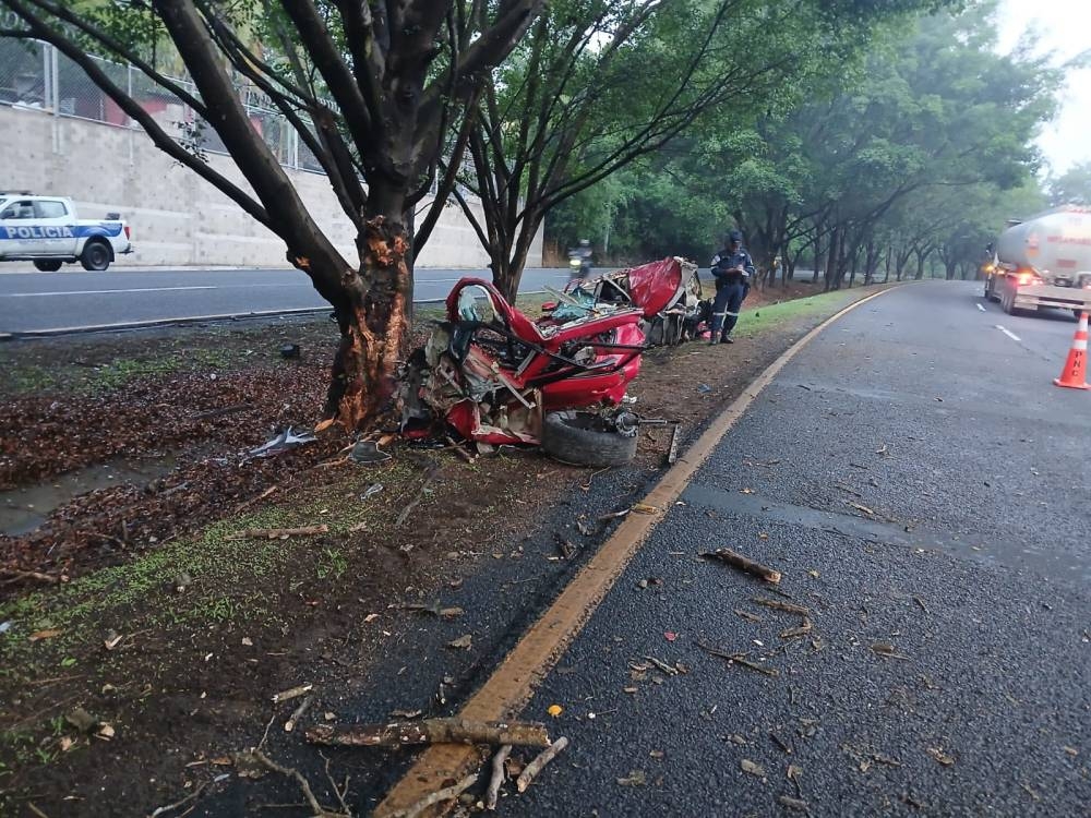 Conductor de vehículo muere tras impactar contra un árbol en San Pedro Perulapán