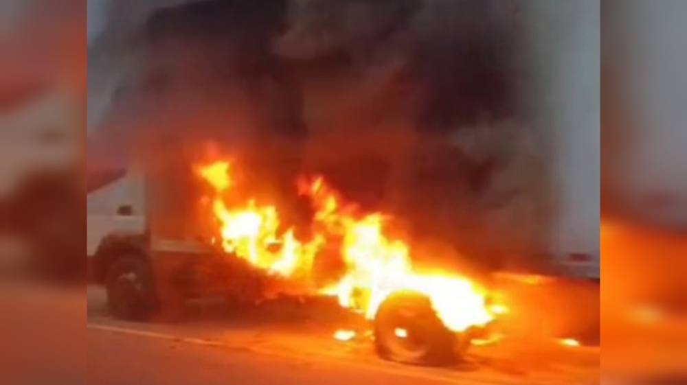 Bomberos sofocan incendio en vehículo de carga sobre carretera a Comalapa