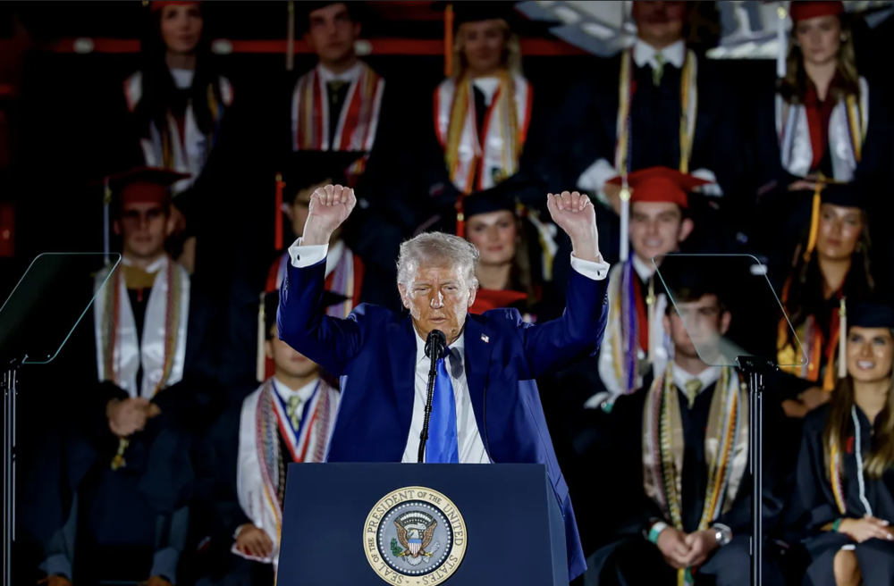 Trump dice que los magnates de internet ahora le «besan el trasero»