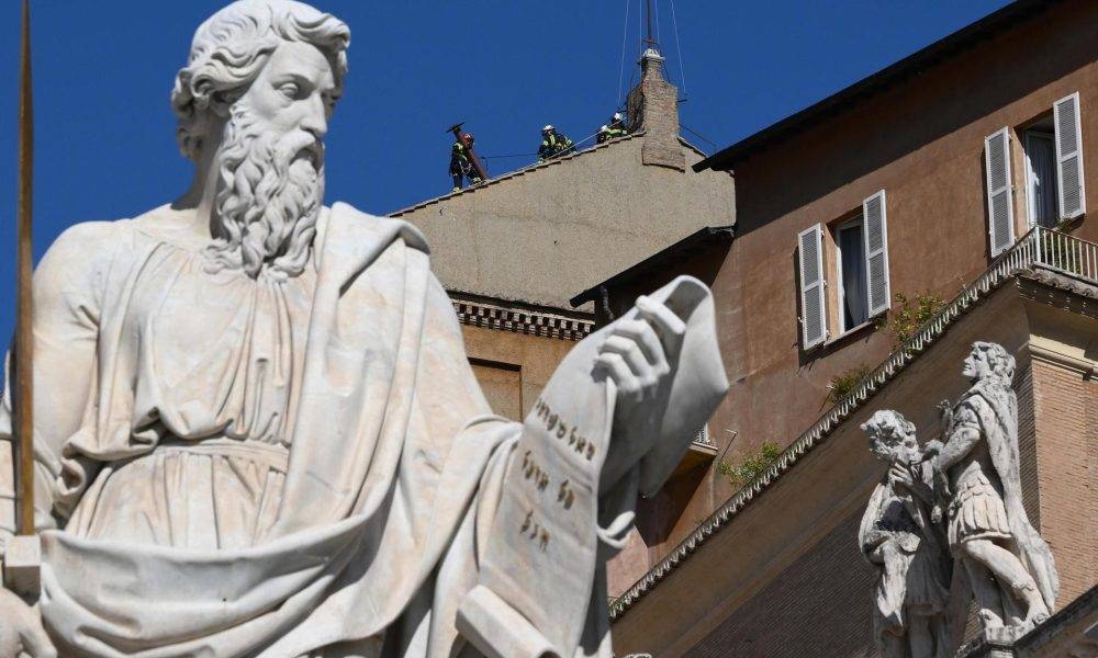 Se instala la chimenea en la Capilla Sixtina para el cónclave