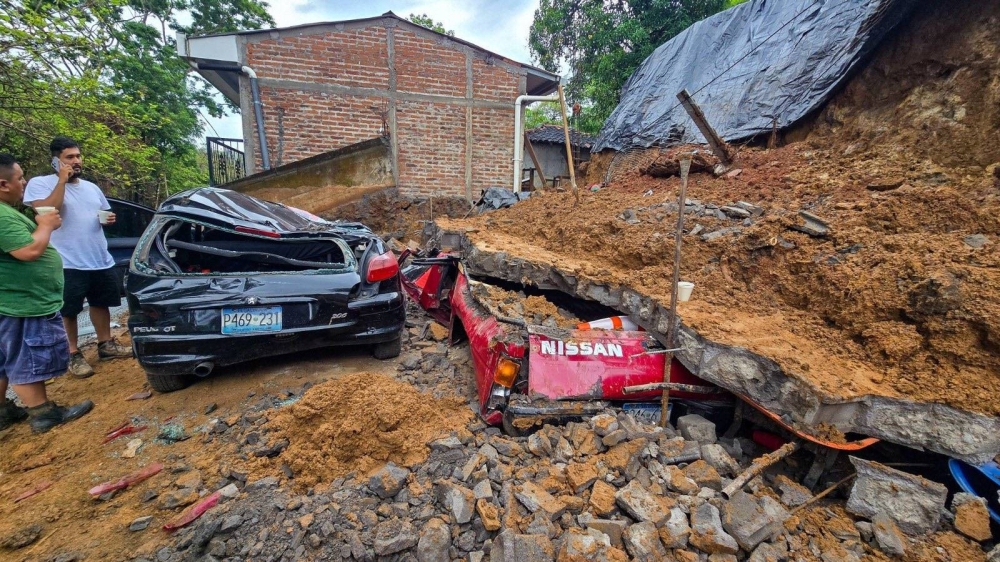 Muro colapsa y cae sobre dos vehículos estacionados en San Francisco Gotera