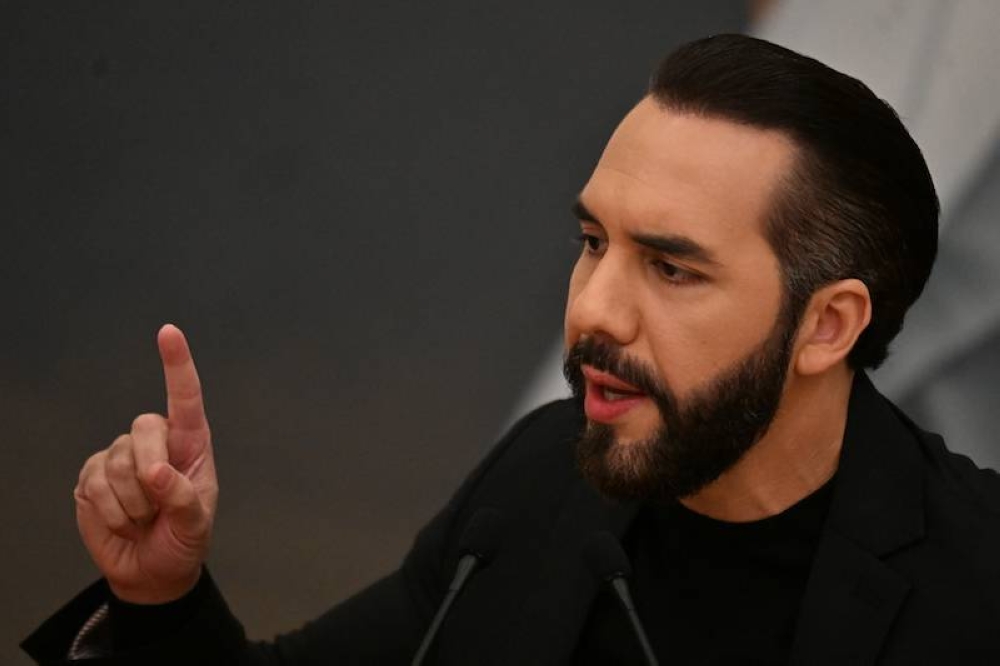 Bukele señala a oenegés, «élites», «medios globalistas» y a George Soros