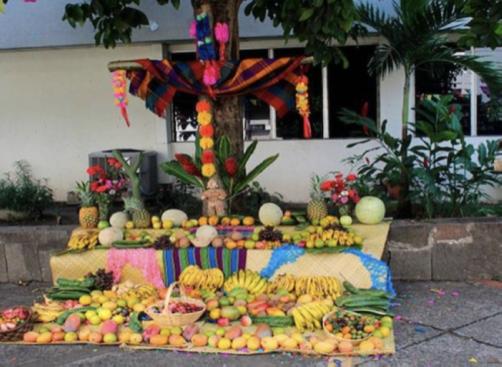 Salvadoreños celebran hoy el Día de la Cruz con frutas y devoción