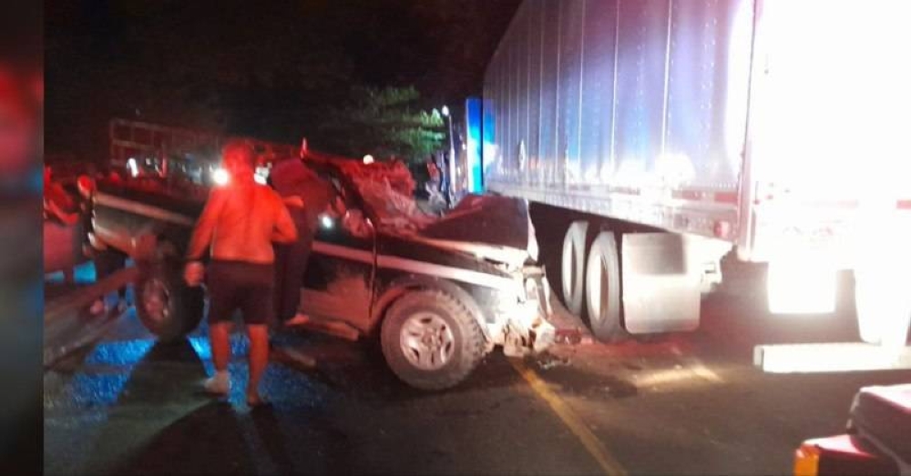 Once lesionados en un accidente entre un pick up y un tráiler en la carretera El Litoral