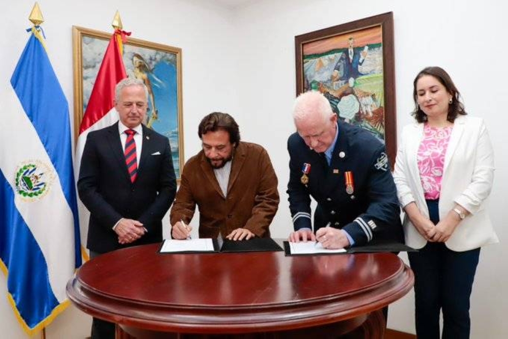 Vicepresidente firma como testigo de convenio para conservación ambiental en la región