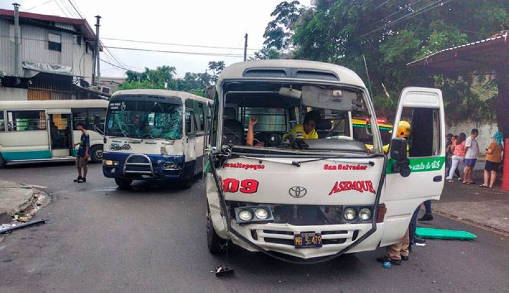 Choque entre microbuses deja tres lesionados en San Salvador