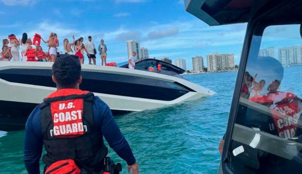 Investigan el hundimiento de un yate en Miami con 32 personas abordo