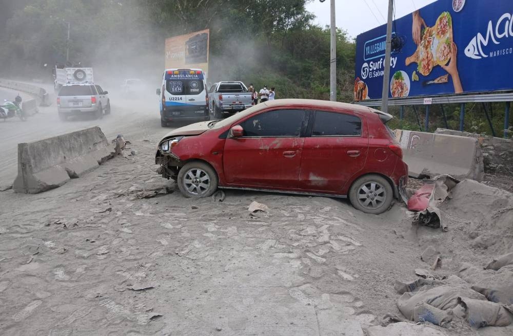 Reportan aparatoso accidente en la Curva del Papaturro entre una rastra y dos vehículos