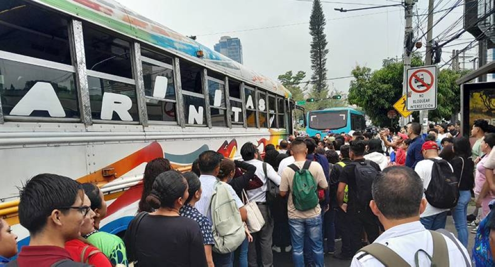 Políticos opositores critican la captura de empresarios del transporte