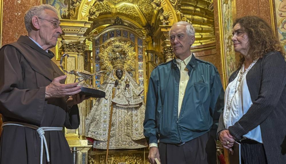 Historiadores mexicanos entregan réplica del «escorpión» que picó a Hernán Cortés