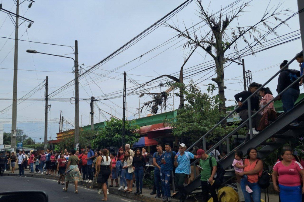 Crisis en el transporte: usuarios esperaron hasta dos horas para abordar buses gratuitos tras cierre en Los Chorros