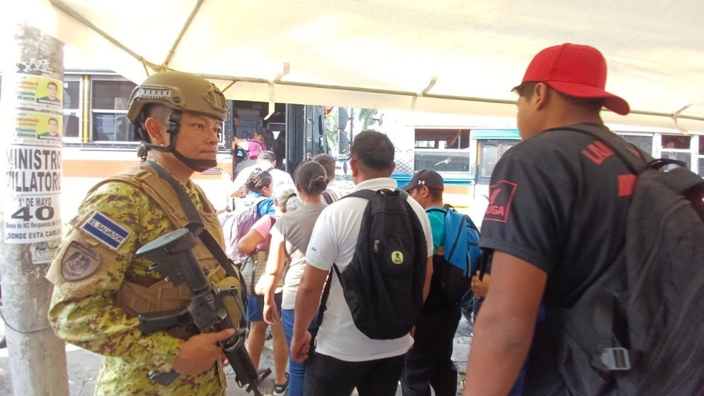 Servicio gratuito de buses es verificado por militares, policía y VMT en segundo día