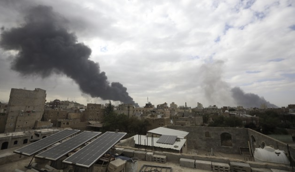 Israel bombardea aeropuerto de la capital de Yemen en represalia por ataque