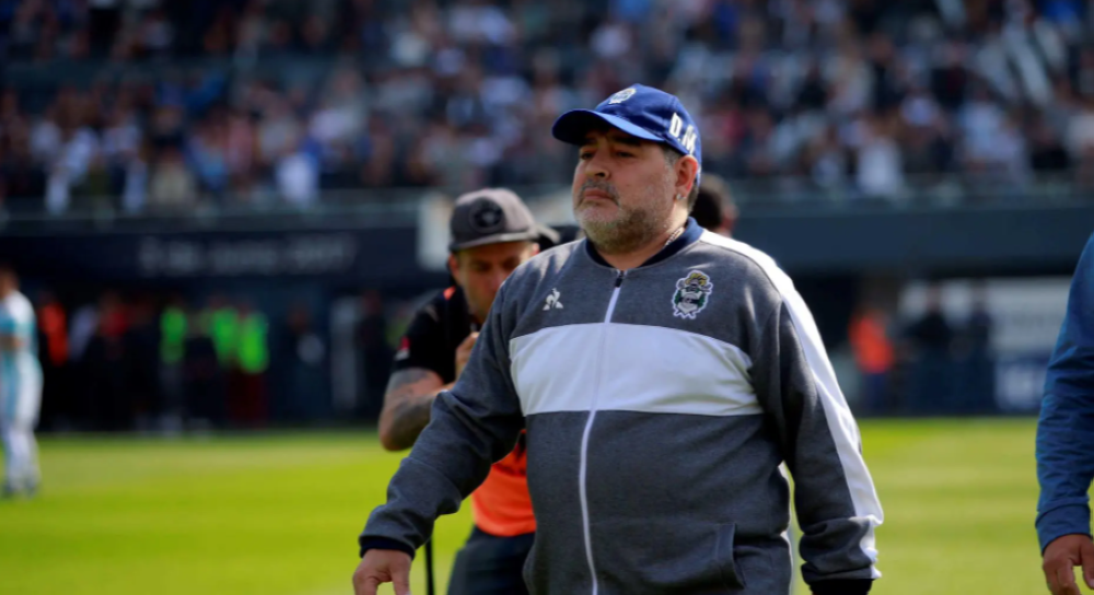 Maradona tenía conductas autolesivas, no dormía bien ni tomaba la medicina, según testigo