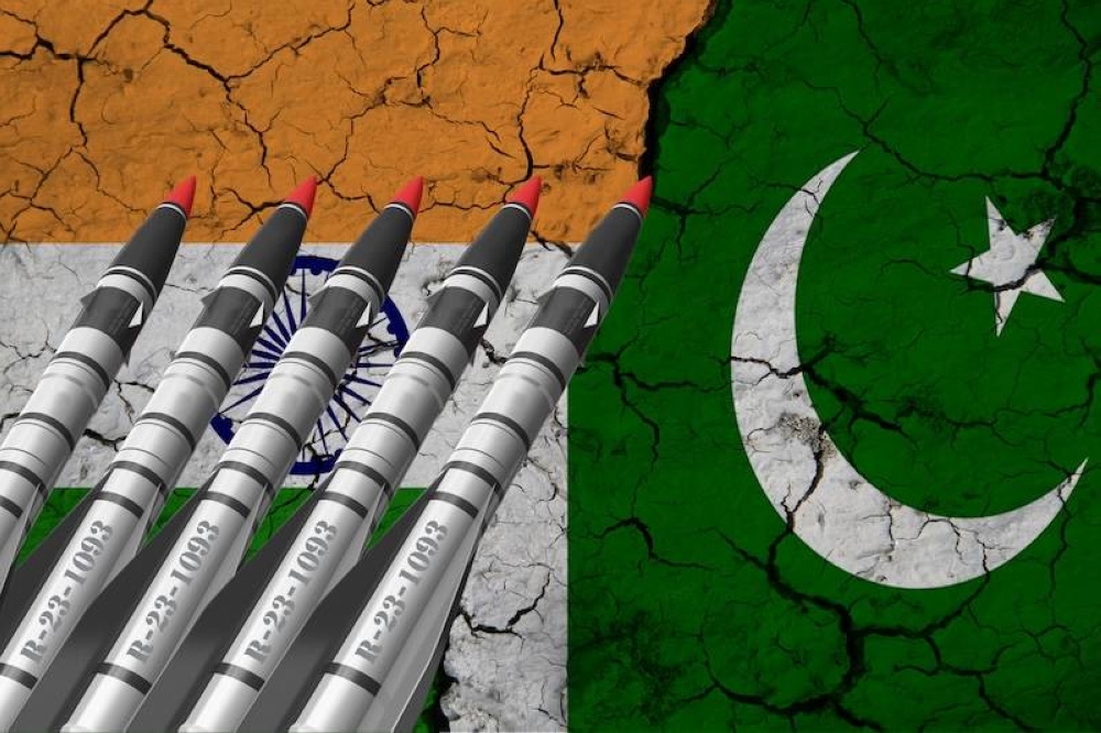 India bombardea posiciones en Pakistán y ejército pakistaní dice que prepara contraataque