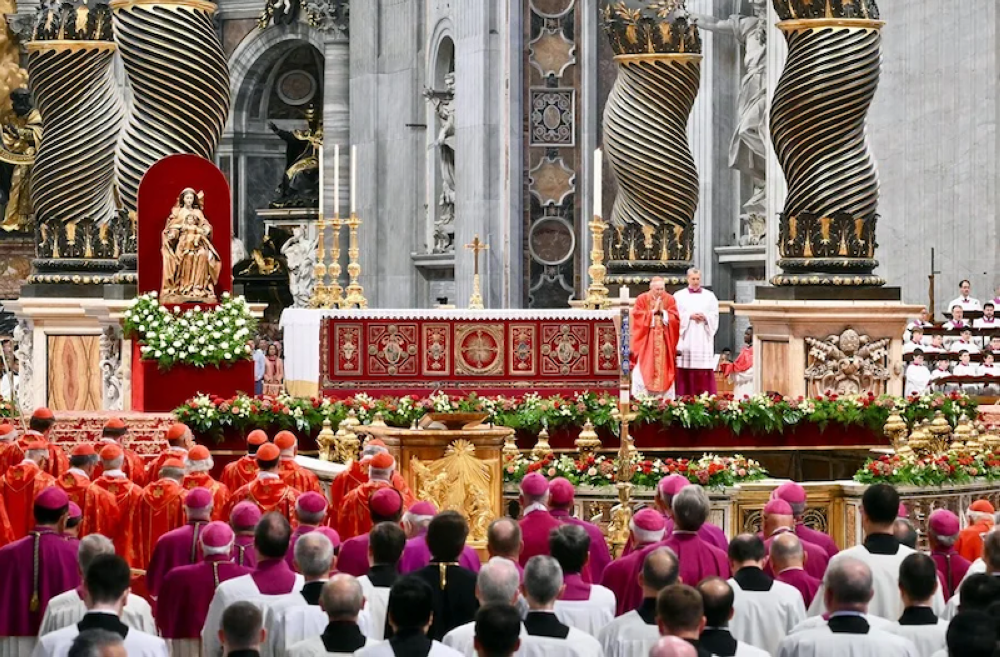 Cardenal decano pide «el papa que la humanidad necesita en este momento tan difícil»