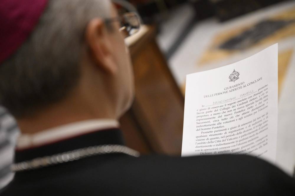 Los cardenales prestan juramento antes de encerrarse en el cónclave