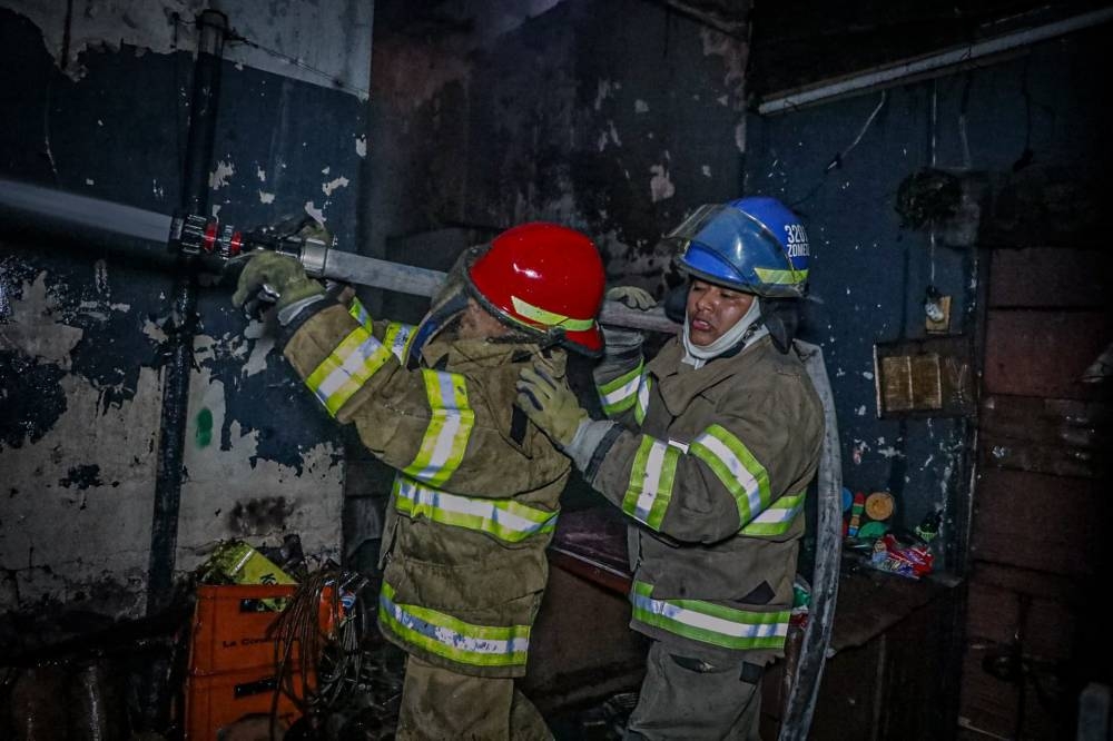 Aparatoso incendio consume vivienda ubicada en San Salvador