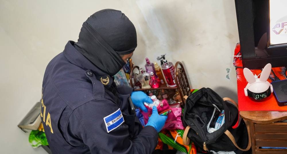 Detienen a 16 e incautan más de $54,000 a presunta red de drogas que operaba en cuatro departamentos