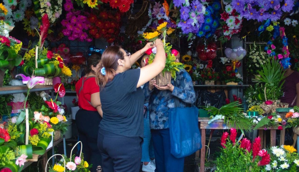 Los salvadoreños regalarán ropa, pastel y flores este 10 de mayo