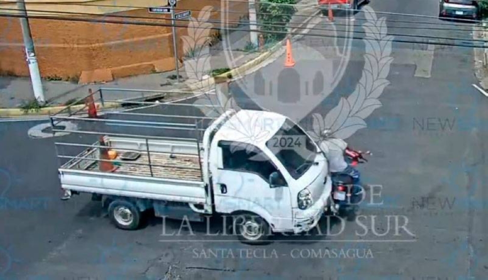 Videovigilancia de Santa Tecla capta accidente entre camión y motociclista
