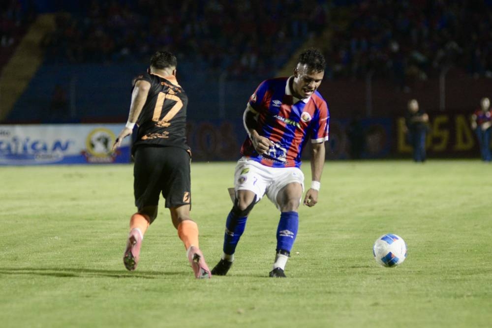 Águila evita la derrota y se impone a FAS 2-1 en la ida de cuartos de final