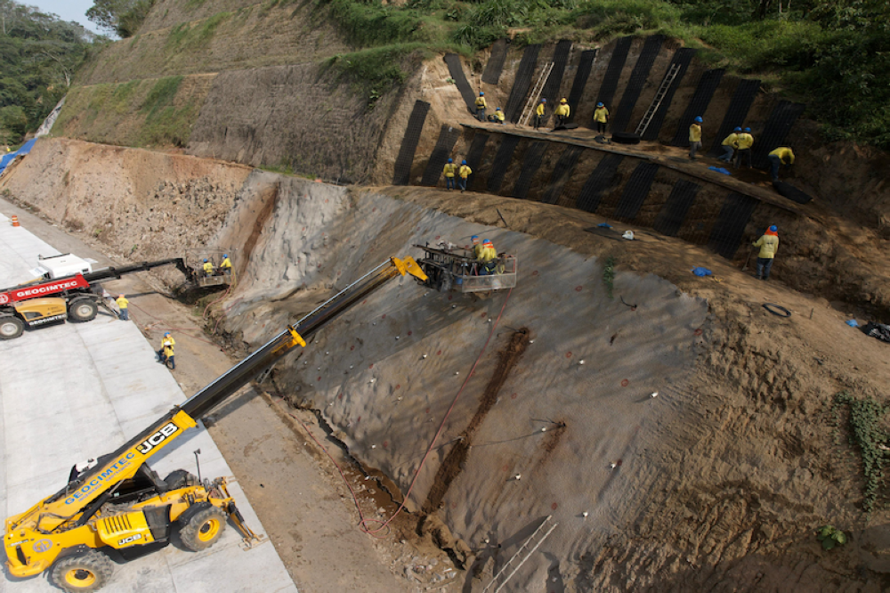 MOPT instala 63 contenedores como barrera protectora en Los Chorros mientras estabiliza talud