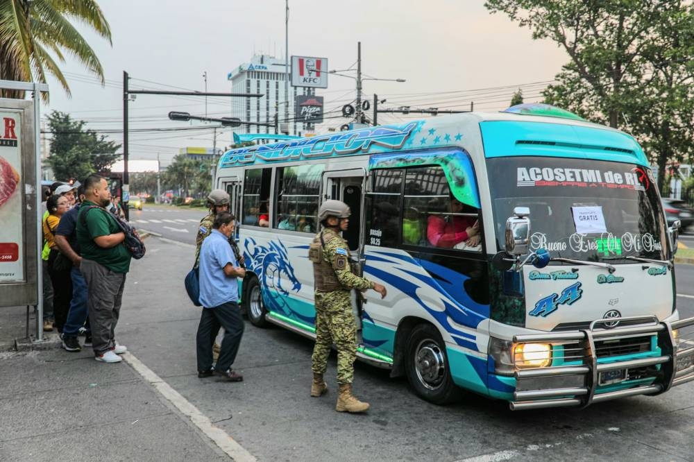 VMT, PNC y Fuerza Armada verifican cumplimiento de gratuidad en el transporte colectivo
