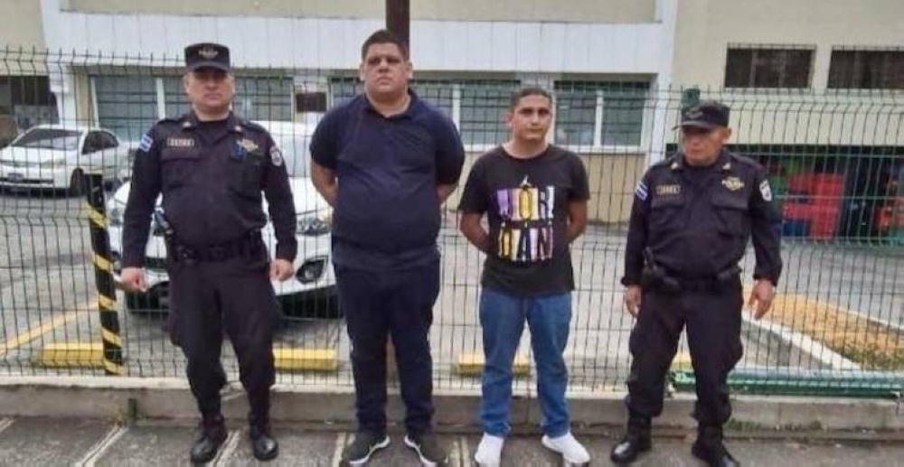 Seguirán en detención hombres acusados de hurtar celulares en un bus de Santa Tecla