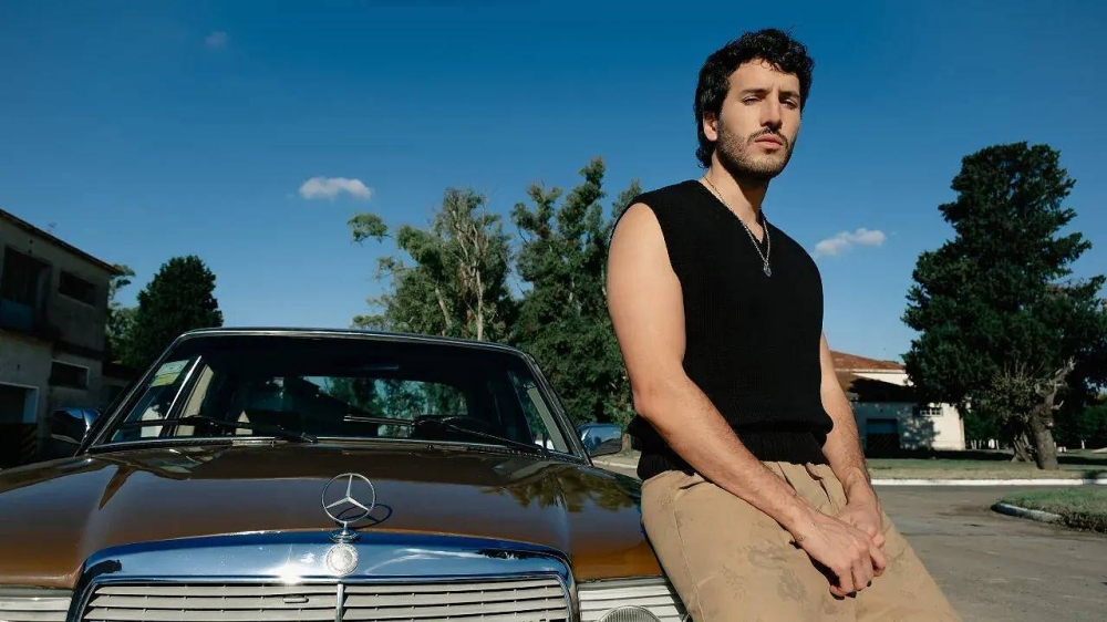 Sebastián Yatra se rompe el corazón y lo reconstruye en su tema «Disco Rayado»