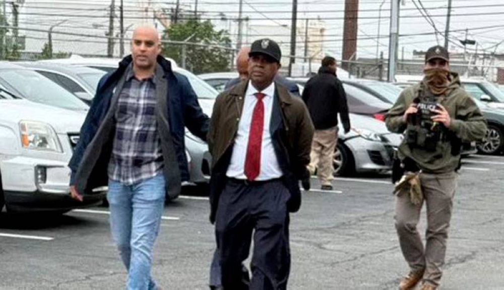 Arrestan a un alcalde de EEUU por «allanar» centro de detención de Servicio de Inmigración