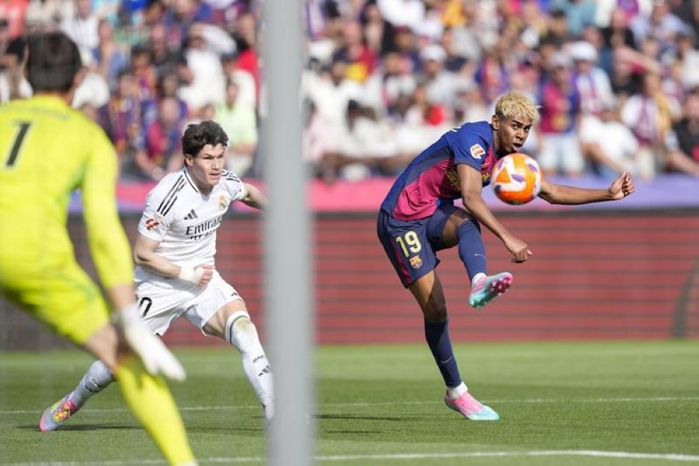 El Barcelona venció 4-3 al Real Madrid en el clásico español y acaricia el título