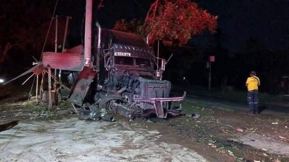 Rastra choca contra un poste en Ciudad Arce