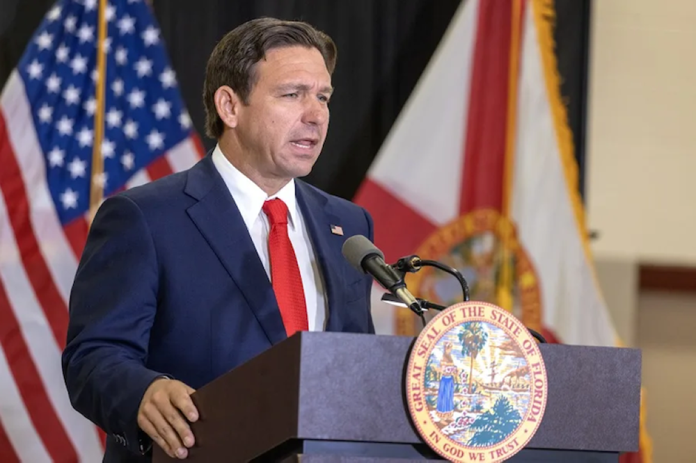 Gobernador de Florida busca que militares deporten migrantes y que policías de carreteras hagan redadas