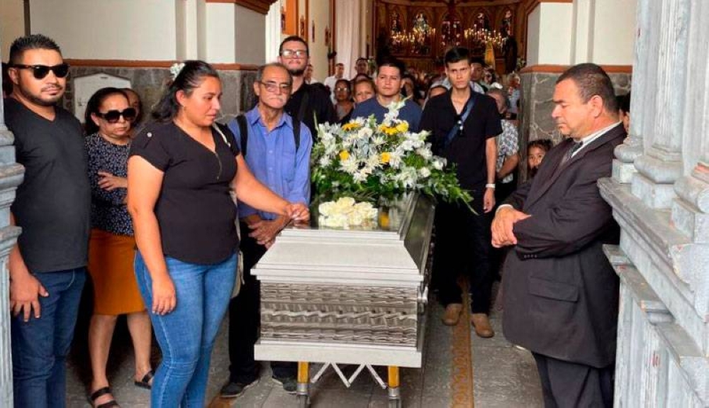 Familiares y amigos despiden a transportista de Seisabus que murió detenido
