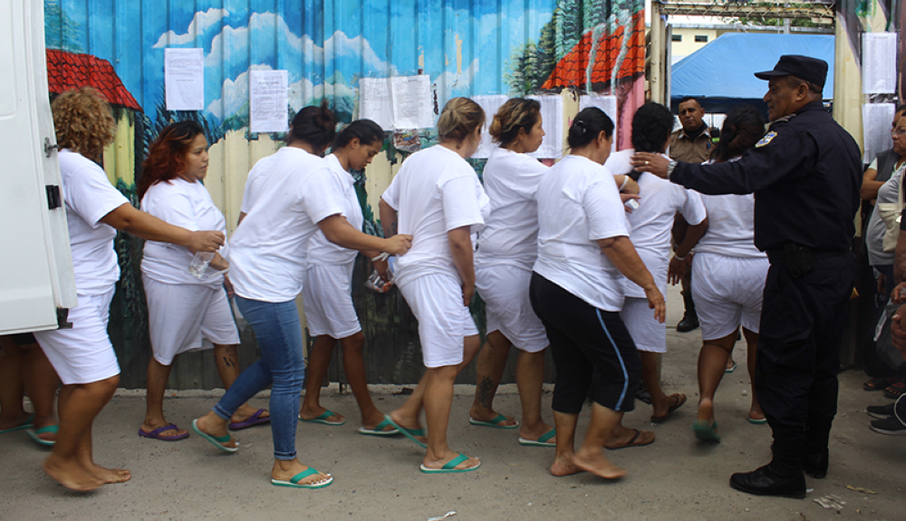 Piden investigar abortos y violaciones contra reas durante el régimen