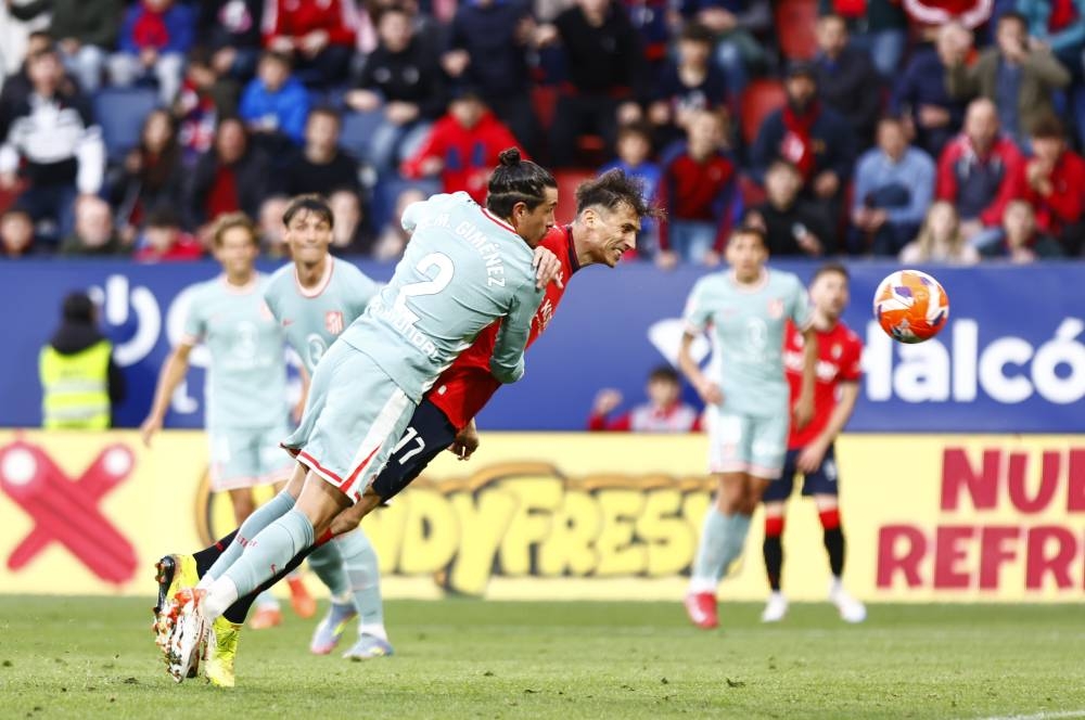 Osasuna frena al Atlético y se acerca a Europa con una victoria histórica en El Sadar