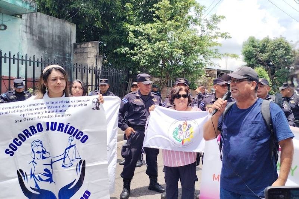 Manifestantes piden liberación de presidente la Cooperativa El Bosque y de abogado del Foro del Agua