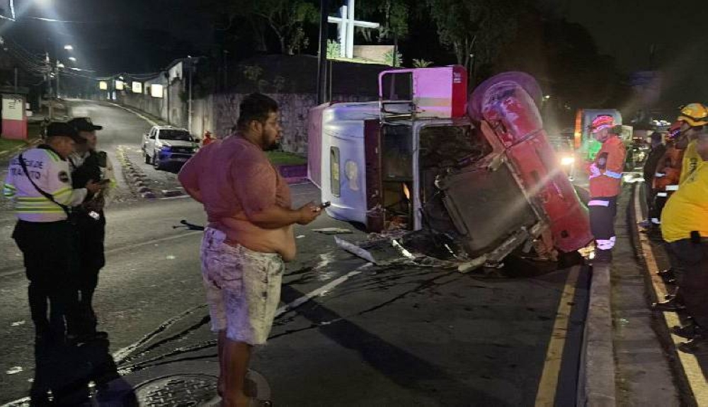 Rastra vuelca en bulevar Los Próceres y deja un lesionado