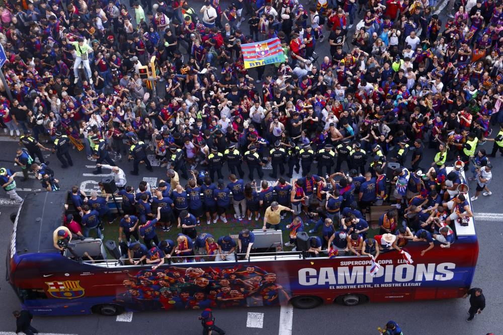 El Barça campeón se da un baño de masas en Barcelona